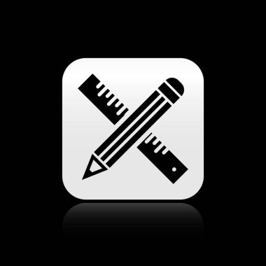 Siyah Çapraz cetvel ve kalem simgesi siyah arka plan üzerinde izole. Düz kenar sembolü. Çizim ve eğitim araçları. Gümüş kare düğme. Vektör İllüstrasyonu