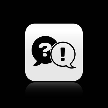 Siyah arka planda yalıtılmış Soru ve Ünlem simgesi olan Siyah Konuşma kabarcıkları. SSS işareti. Dosyaları kopyalayın, sohbet konuşma balonu ve grafik. Gümüş kare düğme. Vektör İllüstrasyonu