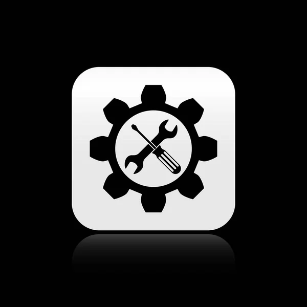 Símbolo de mantenimiento negro: llave inglesa y destornillador en el icono de engranaje aislado sobre fondo negro. Símbolo herramienta de servicio. Botón cuadrado plateado. Ilustración vectorial — Vector de stock