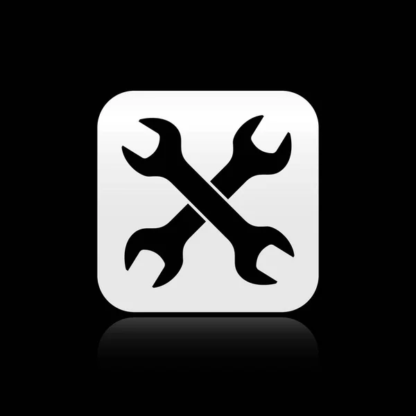 Icono de llaves cruzadas negras aisladas sobre fondo negro. Herramienta de reparación de llave. Símbolo herramienta de servicio. Botón cuadrado plateado. Ilustración vectorial — Vector de stock