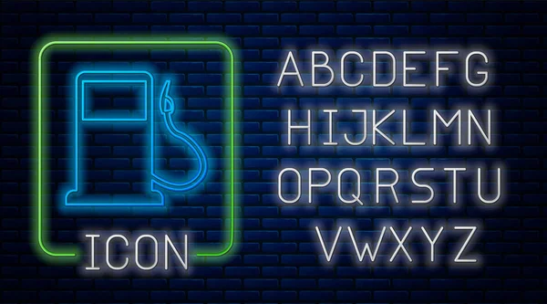 Ícone de gasolina ou posto de gasolina de néon brilhante isolado no fundo da parede de tijolo. Símbolo do combustível do carro. Bomba de gasolina. Alfabeto claro de néon. Ilustração vetorial — Vetor de Stock