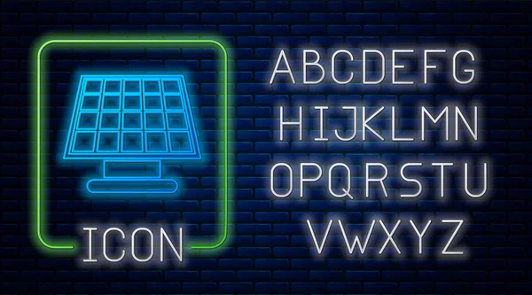 Gloeiende neon zonne-energie paneel pictogram geïsoleerd op baksteen muur achtergrond. Neon licht alfabet. Vector Illustratie — Stockvector