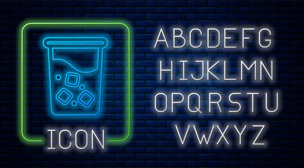 Świecący neon Szkło z ikoną wody izolowane na tle cegły ściany. Szklanka napoju. Świeży symbol zimnego napoju. Neonowy alfabet świetlny. Ilustracja wektora — Wektor stockowy