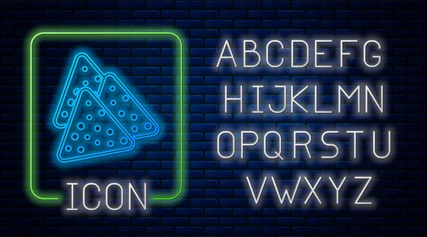 Светящийся неоновый значок начос изолирован на фоне кирпичной стены. Чипсы с тортильей или начос. Традиционный мексиканский фаст-фуд. Неоновый легкий алфавит. Векторная миграция — стоковый вектор