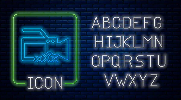 Glödande neon Videokamera med inskription Xxx ikon isolerad på tegel vägg bakgrund. Åldersgräns symbol. 18 plus innehållsskylt. Vuxenkanal. Neonljus alfabet. Vektor Illustration — Stock vektor