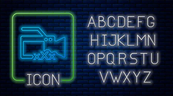 Leuchtende Neon-Videokamera mit Beschriftung xxx Symbol isoliert auf Backsteinwand Hintergrund. Symbol für Altersbeschränkung. 18 plus Content-Zeichen. Erwachsenensender. Neonlicht-Alphabet. Vektorillustration — Stockvektor