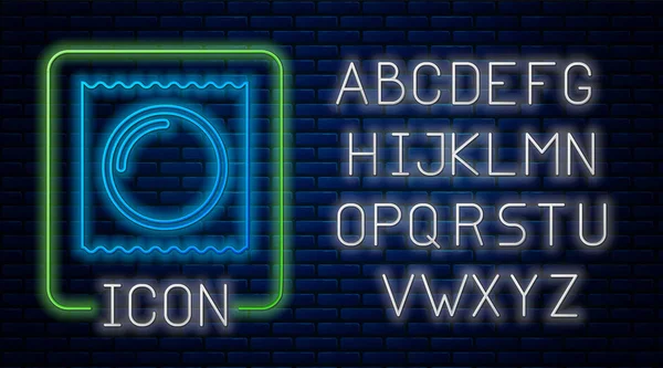 Leuchtendes Neon-Kondom in verpackungssicherem Sex-Symbol isoliert auf Ziegelwand-Hintergrund. Ein sicheres Liebessymbol. Verhütungsmethode für Männer. Neonlicht-Alphabet. Vektorillustration — Stockvektor