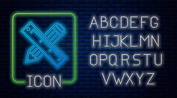 Néon brilhante Regra cruzada e ícone de lápis isolado no fundo da parede de tijolo. Símbolo simples. Ferramentas de desenho e educação. Alfabeto claro de néon. Ilustração vetorial — Vetor de Stock