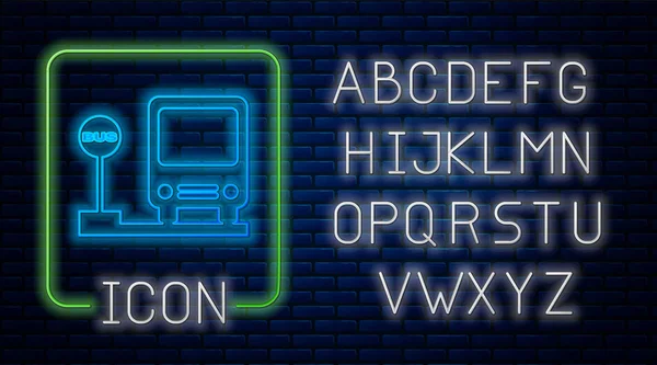 Icono de parada de autobús de neón brillante aislado en el fondo de la pared de ladrillo. Concepto de transporte. Autobús señal de transporte turístico. Símbolo turístico o de vehículo público. Alfabeto de luz de neón. Ilustración vectorial — Vector de stock