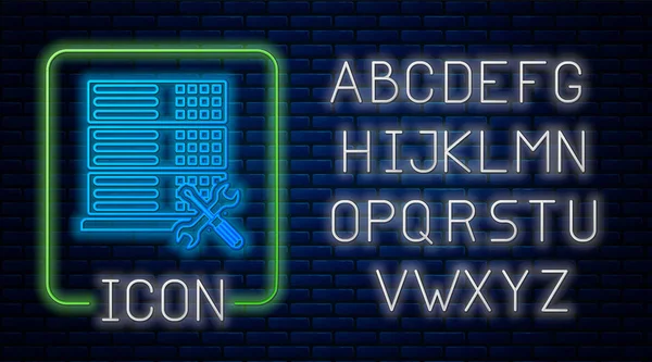 Servidor de base de datos de neón brillante con destornillador e icono de llave inglesa aislado en el fondo de la pared de ladrillo. Ajuste, servicio, ajuste, mantenimiento, reparación, fijación. Alfabeto de luz de neón. Ilustración vectorial — Vector de stock