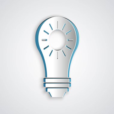 Kağıt kesilmiş Güneş enerjisi paneli simgesi gri arka plan üzerinde izole. Güneş ve ampul. Kağıt sanat tarzı. Vektör İllüstrasyonu