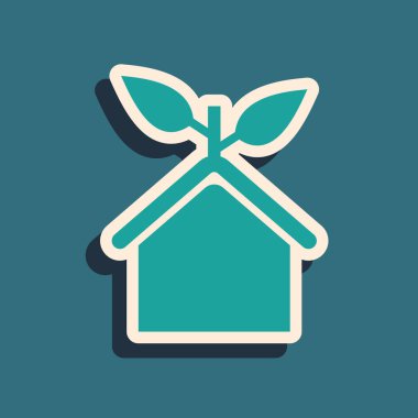 Mavi arka planda yeşil çevre dostu ev simgesi izole edildi. Yapraklı eko ev. Uzun gölge tarzı. Vektör İllüstrasyonu