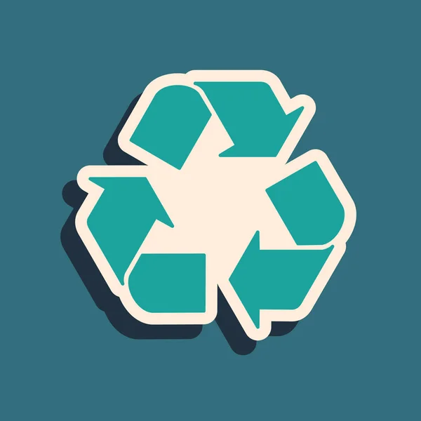 Grønt resirkuleringssymbol som er isolert på blå bakgrunn. Sirkelformet pilikon. Miljøet kan resirkuleres grønt. Lang skyggestil. Vektorbelysning – stockvektor