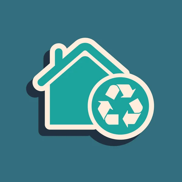 Green Eco House con icono de símbolo de reciclaje aislado sobre fondo azul. Ecología hogar con flechas de reciclaje. Estilo de sombra larga. Ilustración vectorial — Vector de stock