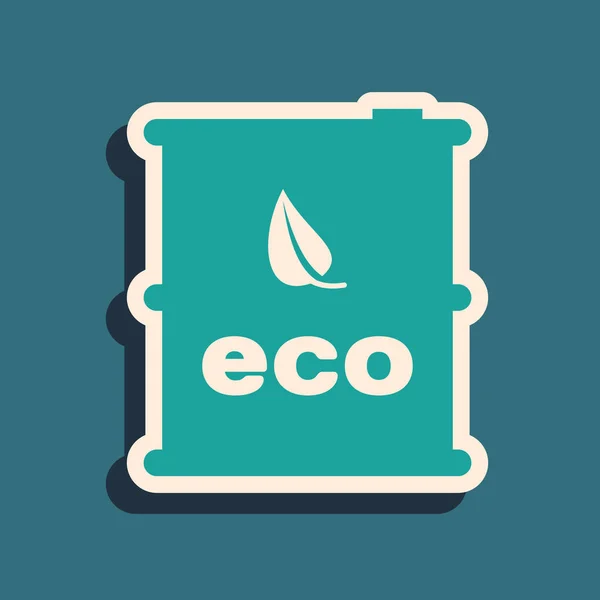 Grön Bio bränsle fat ikon isolerad på blå bakgrund. Eco bio och behållare. Grön miljö och återvinning. Lång skuggstil. Vektor Illustration — Stock vektor