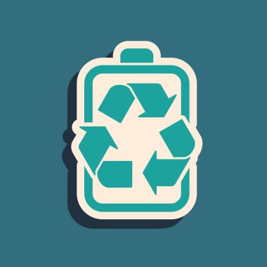 Geri dönüşüm sembolü simgesi olan yeşil pil mavi arkaplanda izole edilmiş. Geri dönüşüm sembollü pil - yenilenebilir enerji konsepti. Uzun gölge tarzı. Vektör İllüstrasyonu