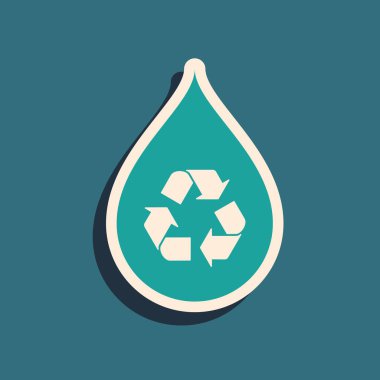 Yeşil Geri Dönüşüm Temiz Su simgesi mavi arka planda izole. İşaret geri dönüşümlü bir damla su. Uzun gölge tarzı. Vektör İllüstrasyonu