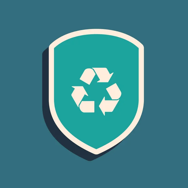 Verde Reciclar símbolo dentro del icono del escudo aislado sobre fondo azul. Signo de protección ecológica. Estilo de sombra larga. Ilustración vectorial — Vector de stock