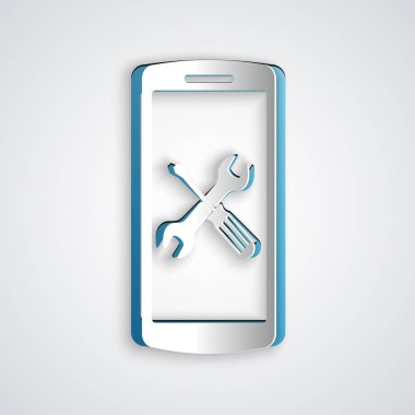 Kağıt, gri arka planda izole edilmiş tornavida ve anahtar simgesiyle Akıllı Telefonu kesti. Ayarlama, servis, ayar, bakım, onarım, sabitleme. Kağıt sanat tarzı. Vektör İllüstrasyonu