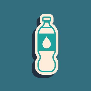 Mavi arka planda izole edilmiş yeşil su ikonu şişesi. Soda su içme tabelası. Uzun gölge tarzı. Vektör İllüstrasyonu