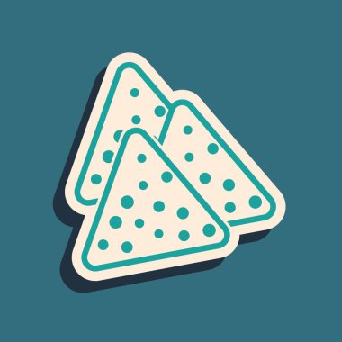 Mavi arkaplanda yeşil cips simgesi izole edildi. Tortilla cipsi veya nachos tortilla. Geleneksel Meksika fast food 'u. Uzun gölge tarzı. Vektör İllüstrasyonu