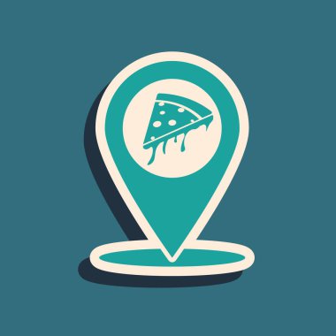 Fast food dilimli yeşil harita işaretleyicisi mavi arka planda izole edilmiş pizza ikonu. Pizzacı konumu simgesi. Pizza kafe ve restoran tabelası. Uzun gölge tarzı. Vektör İllüstrasyonu