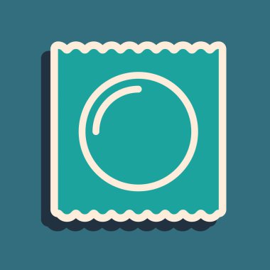 Güvenli seks ikonunda yeşil prezervatif mavi arka planda izole edilmiş. Güvenli aşk sembolü. Erkekler için doğum kontrol yöntemi. Uzun gölge tarzı. Vektör İllüstrasyonu