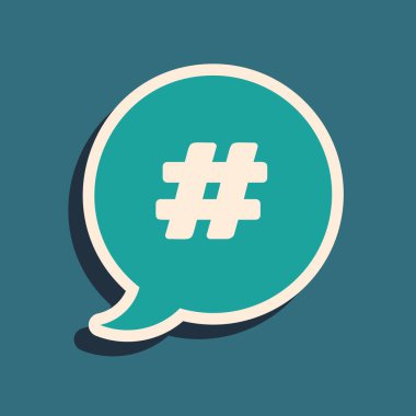 Mavi arkaplanda Green Hashtag konuşma balonu simgesi izole edildi. Sayı işareti kavramı, sosyal medya pazarlaması, mikro blog yazma. Uzun gölge tarzı. Vektör İllüstrasyonu