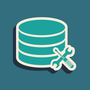 Mavi arkaplanda izole edilmiş tornavida ve anahtar simgesine sahip yeşil veritabanı sunucusu. Ayarlama, servis, ayar, bakım, onarım, onarım. Uzun gölge tarzı. Vektör İllüstrasyonu