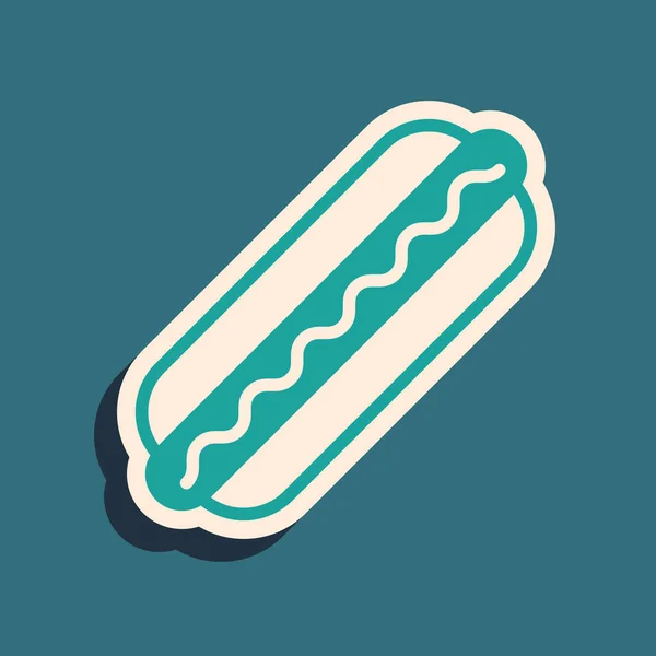 Zelený hotdog sendvič s ikonou hořčice izolované na modrém pozadí. Ikona klobásy. Znamení rychlého občerstvení. Dlouhý stínový styl. Vektorová ilustrace — Stockový vektor