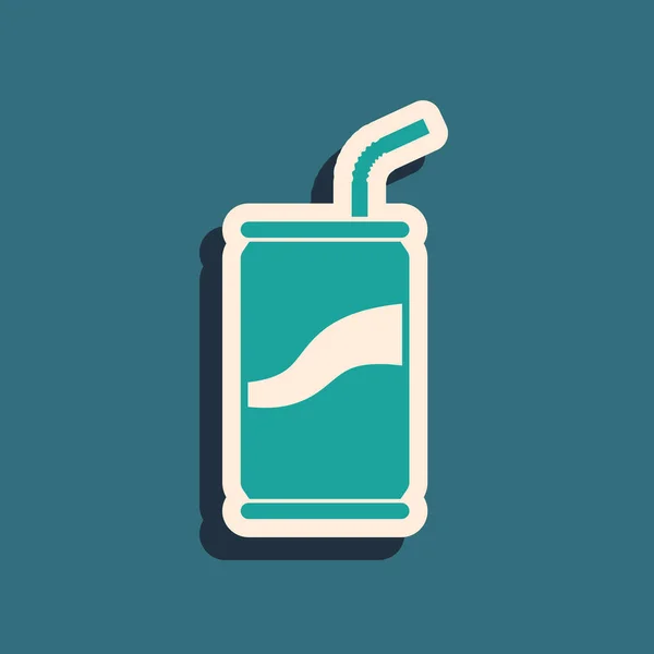 Green Soda blikje met drinkstropictogram geïsoleerd op blauwe achtergrond. Lange schaduw stijl. Vector Illustratie — Stockvector