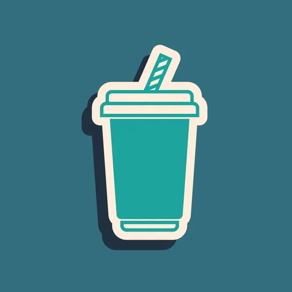 Cristal verde con icono de agua aislado sobre fondo azul. Un vaso de refresco con paja para beber. Símbolo de bebida fría fresca. Estilo de sombra larga. Ilustración vectorial — Archivo Imágenes Vectoriales