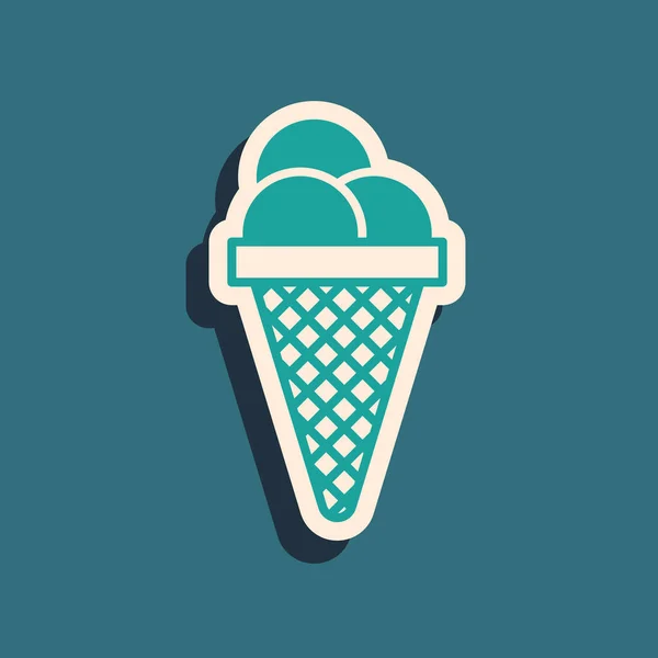 Zelená zmrzlina ve vaflovacím kuželu ikona izolované na modrém pozadí. Pěkný symbol. Dlouhý stínový styl. Vektorová ilustrace — Stockový vektor