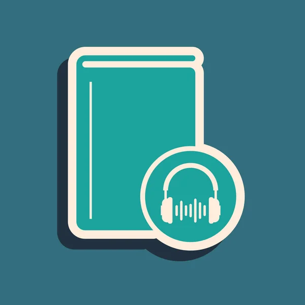 Icono de libro de audio verde aislado sobre fondo azul. Reserva con auriculares. Signo de audio guía. Concepto de aprendizaje en línea. Estilo de sombra larga. Ilustración vectorial — Vector de stock
