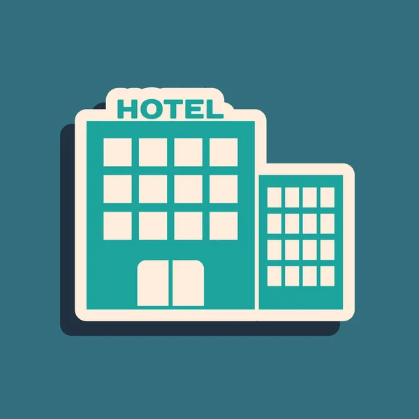 Green Hotel budova ikona izolované na modrém pozadí. Dlouhý stínový styl. Vektorová ilustrace — Stockový vektor