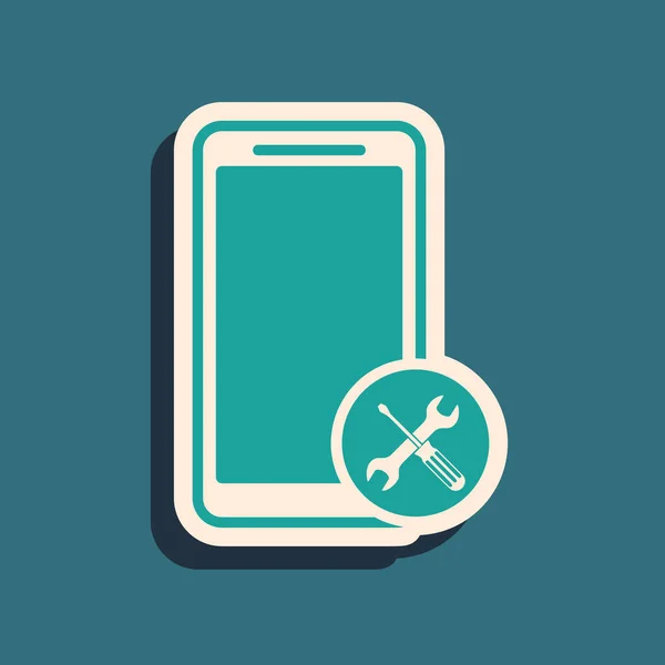 Smartphone verde cu șurubelniță și pictograma cheie izolată pe fundal albastru. Ajustare, service, setare, întreținere, reparații, fixare. Stilul lung al umbrei. Vector Illustration — Vector de stoc