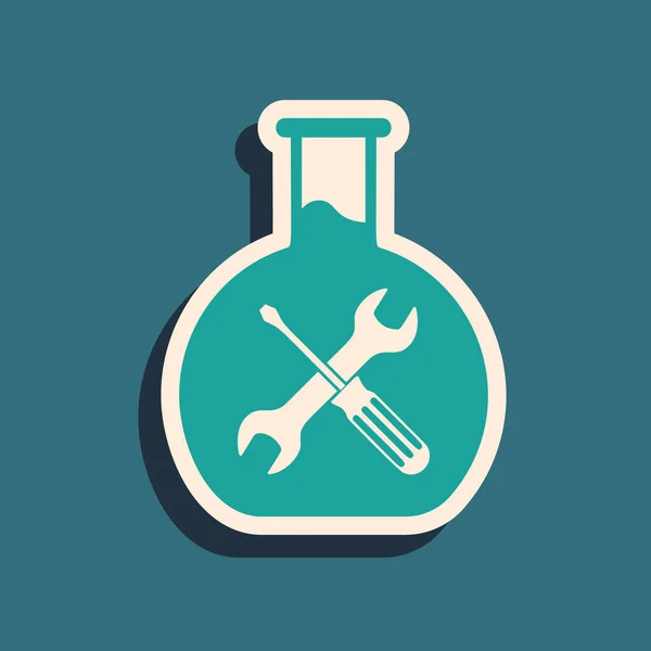 Bioingeniería verde con destornillador e icono de la llave inglesa aislado sobre fondo azul. Ajuste, servicio, ajuste, mantenimiento, reparación, fijación. Estilo de sombra larga. Ilustración vectorial — Vector de stock