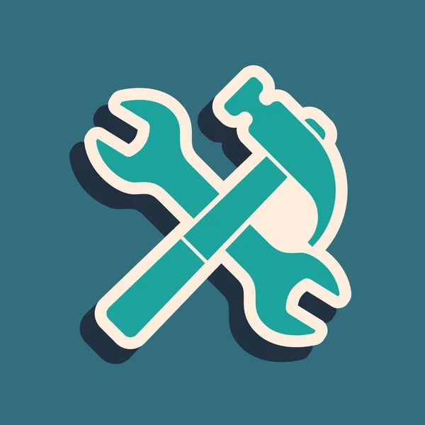 Grön Crossed hammare och skiftnyckel ikon isolerad på blå bakgrund. Verktyg för hårdvara. Lång skuggstil. Vektor Illustration — Stock vektor