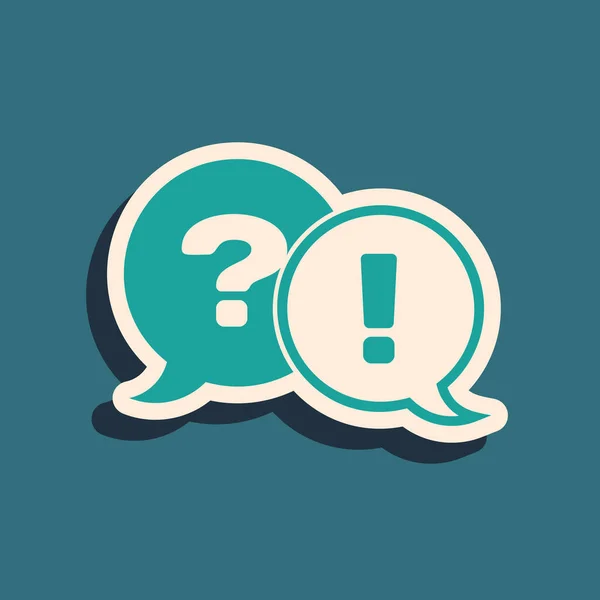 Burbujas de voz verde con icono de pregunta y exclamación aislado sobre fondo azul. Signo FAQ. Copia archivos, charla burbuja de voz y gráfico. Estilo de sombra larga. Ilustración vectorial — Vector de stock