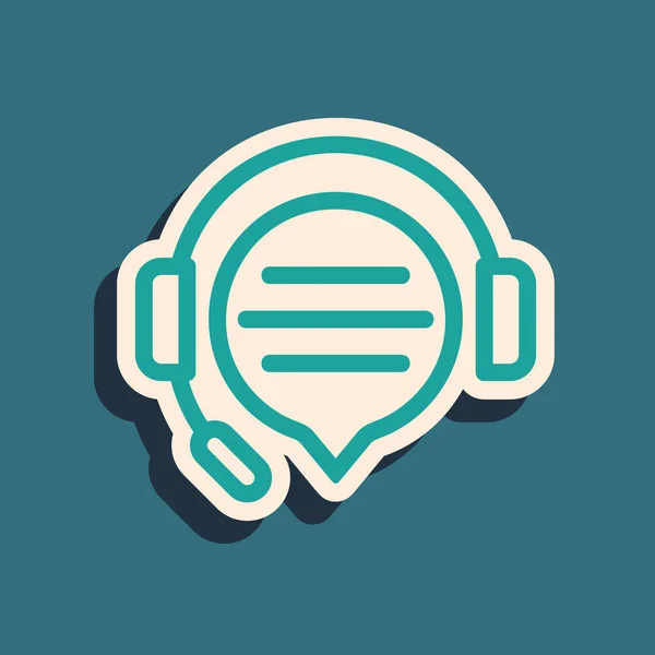 Auriculares verdes con el icono de la burbuja de voz de chat aislado sobre fondo azul. Servicio al cliente de soporte, línea directa, centro de llamadas, preguntas frecuentes, mantenimiento. Estilo de sombra larga. Ilustración vectorial — Archivo Imágenes Vectoriales