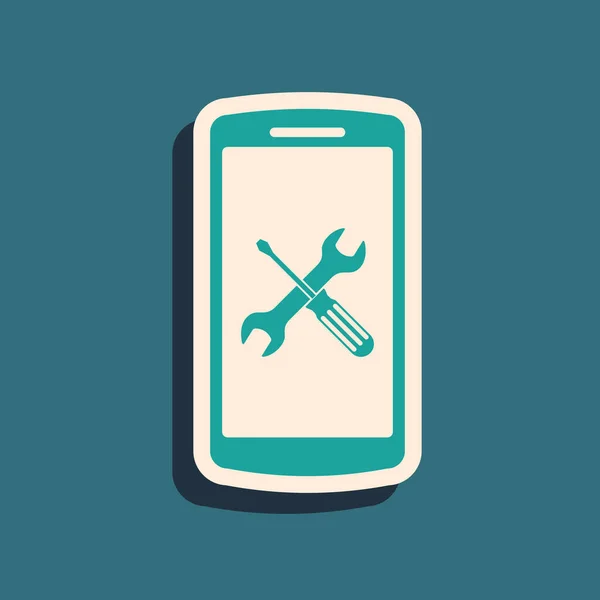 Smartphone verde con destornillador e icono de llave inglesa aislado sobre fondo azul. Ajuste, servicio, ajuste, mantenimiento, reparación, fijación. Estilo de sombra larga. Ilustración vectorial — Vector de stock