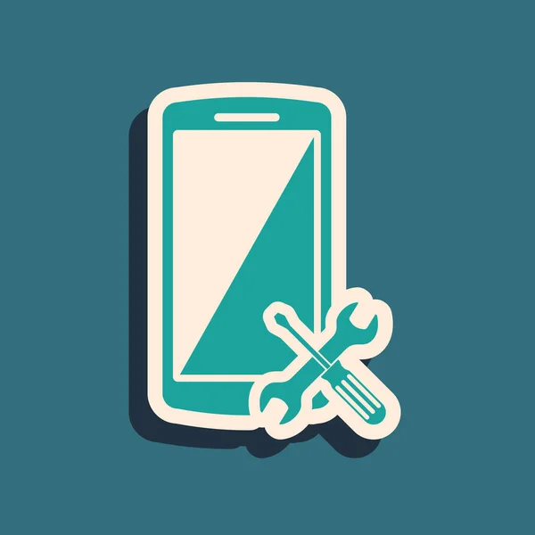 Grön Smartphone med skruvmejsel och skiftnyckel ikon isolerad på blå bakgrund. Justering, service, inställning, underhåll, reparation, fixering. Lång skuggstil. Vektor Illustration — Stock vektor