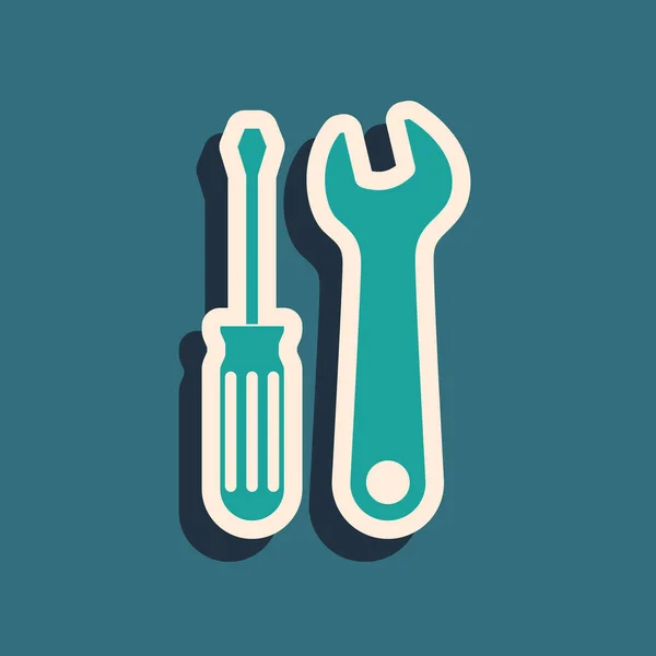 Зелена викрутка та значок інструментів ключа ізольовані на синьому фоні. Символ інструменту обслуговування. Довгий стиль тіней. Векторна ілюстрація — стоковий вектор