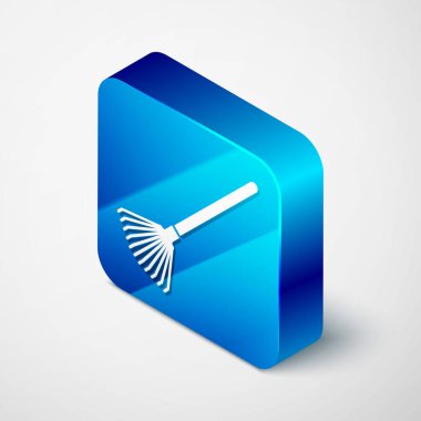 Beyaz arkaplanda izole edilmiş yaprak simgesi için Isometric Garden tırmığı. Bahçecilik, tarım, çiftçilik aleti. Toprak işçisi. Mavi kare düğme. Vektör İllüstrasyonu