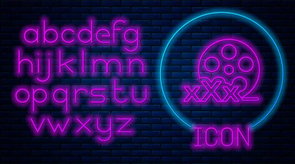 Glödande neon Film rulle med inskription Xxx ikon isolerad på tegel vägg bakgrund. Åldersgräns symbol. 18 plus innehållsskylt. Vuxenkanal. Neonljus alfabet. Vektor Illustration — Stock vektor