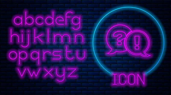 Glowing neon Speech bubbles with Question and Exclamation icon isolated on brick wall background. Tanda tangan FAQ. Salin file, chat speech bubble dan chart. Alfabet cahaya neon. Ilustrasi Vektor - Stok Vektor