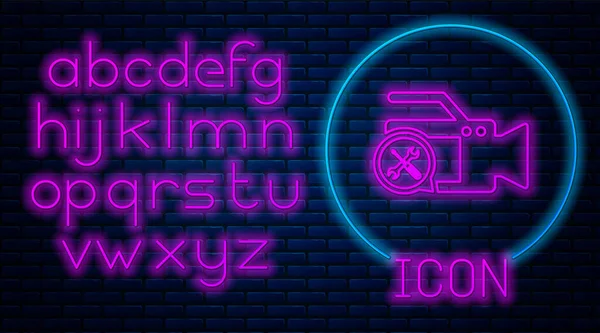 Leuchtende Neon-Videokamera mit Schraubenzieher und Schraubenschlüssel-Symbol isoliert auf Backsteinwand Hintergrund. Anpassung, Service, Einstellung, Wartung, Reparatur, Reparatur. Neonlicht-Alphabet. Vektorillustration — Stockvektor