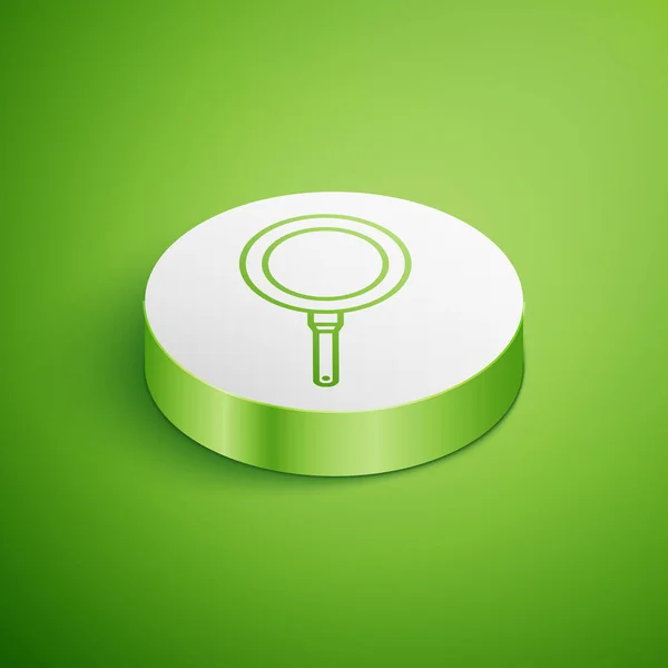 Izometrická ikona Smažené pánve izolovaná na zeleném pozadí. Smažené nebo pečené jídlo symbol. Bílý knoflík. Vektorová ilustrace — Stockový vektor