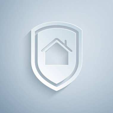 Kağıtlar, gri arka planda izole edilmiş koruma simgesi altında House 'u kesiyor. Ev ve kalkan. Koruma, güvenlik, güvenlik, koruma, savunma konsepti. Kağıt sanatı tarzı. Vektör İllüstrasyonu