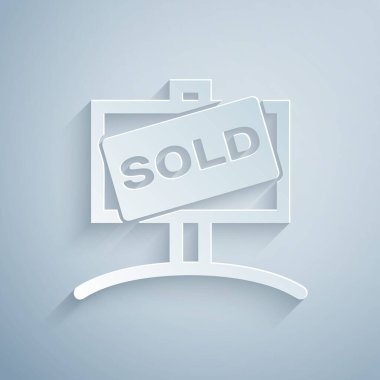 Kağıt kesme işareti ve gri arkaplanda izole edilmiş metin satışı simgesi. Çıkartma satıldı. Tabela satıldı. Kağıt sanatı tarzı. Vektör İllüstrasyonu